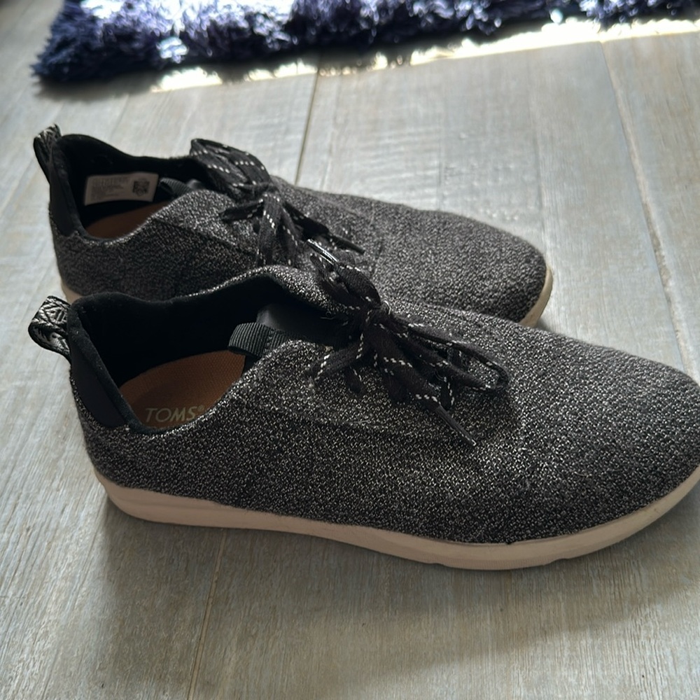 EUC TOMS Sneakers